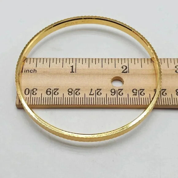 Trifari Textured Gold Tone Etched Sides Bangle Bracelet Size Medium - Picture 5 of 5